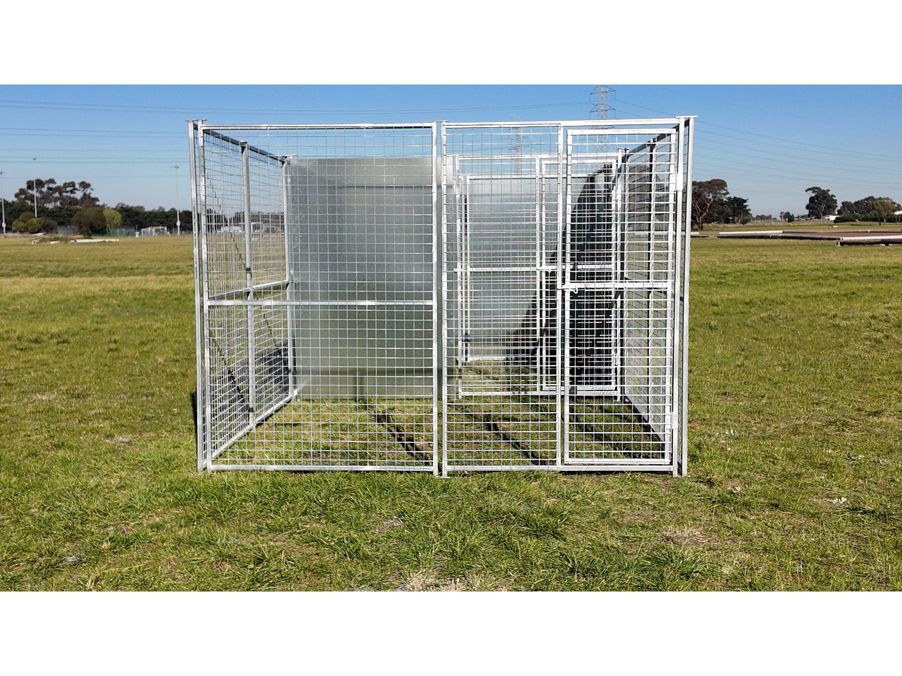2.5mx5m single dog/poultry run with internal bay 50mmx50mmx3mm mesh and solid panels