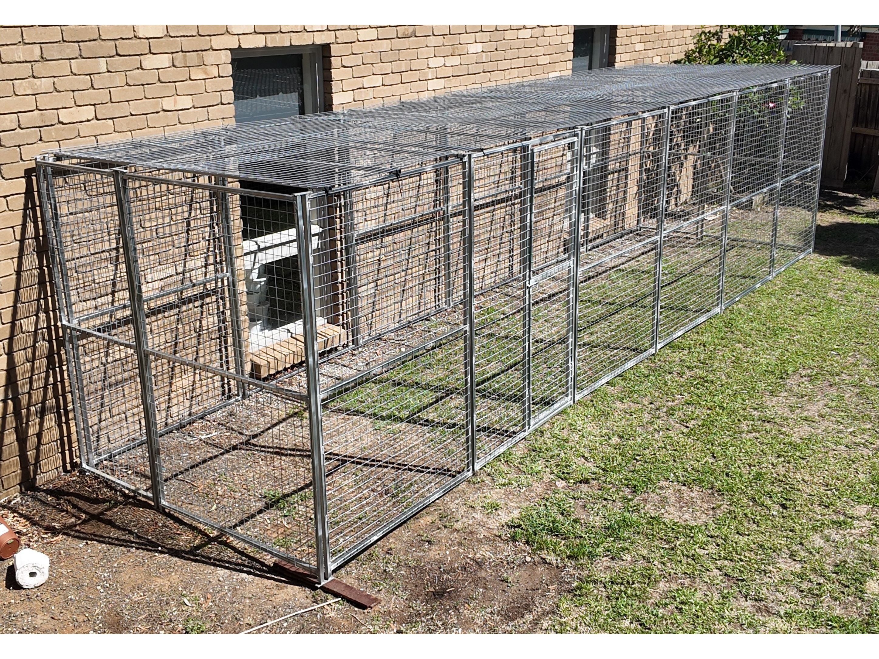 Single Bay 2mx7.5m dog/chicken/cat run with 50mmx50mmx3mm mesh and mesh roof kit.