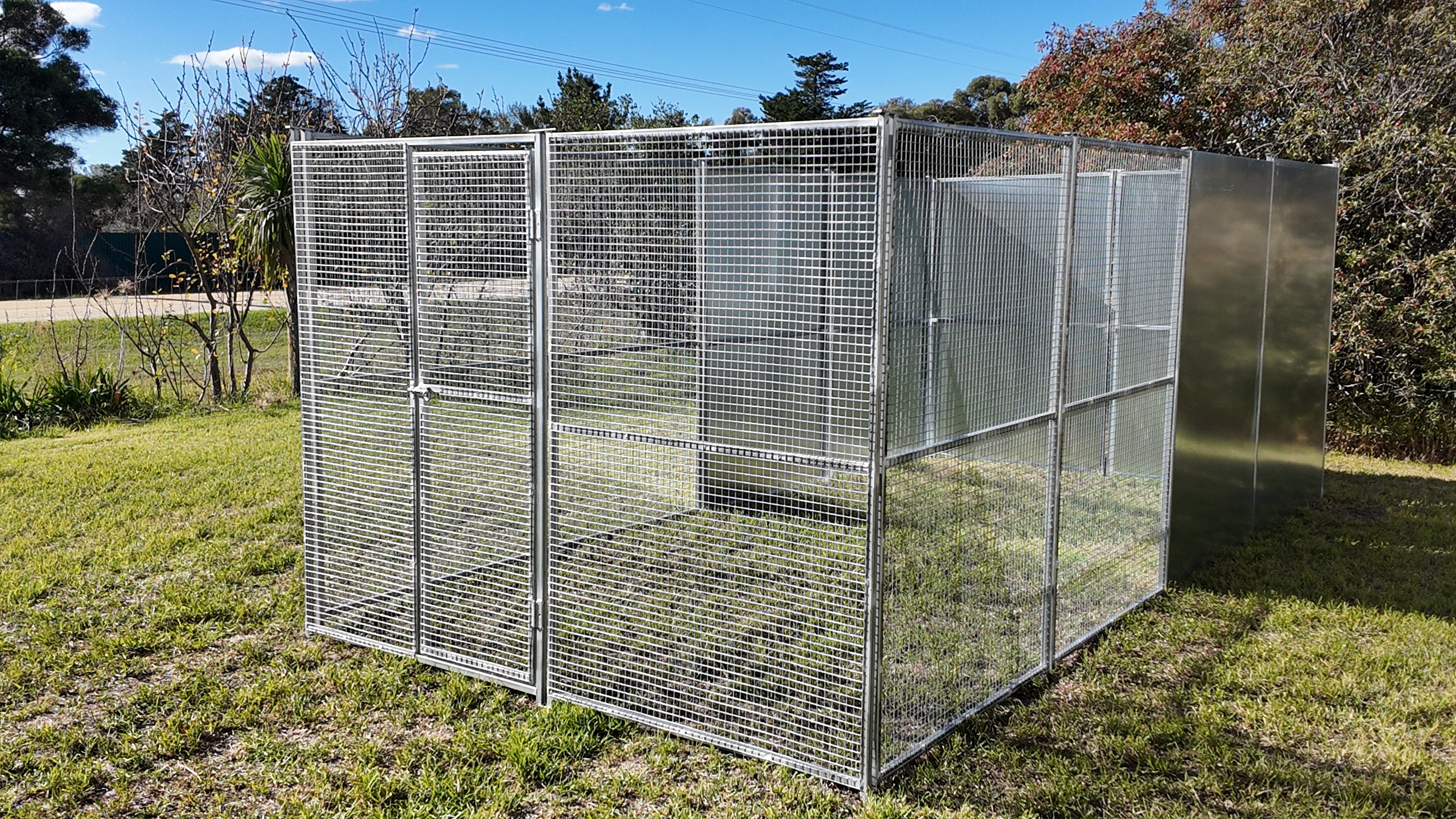 2.5mx5m single run with 25mmx25mm mesh and solid panels