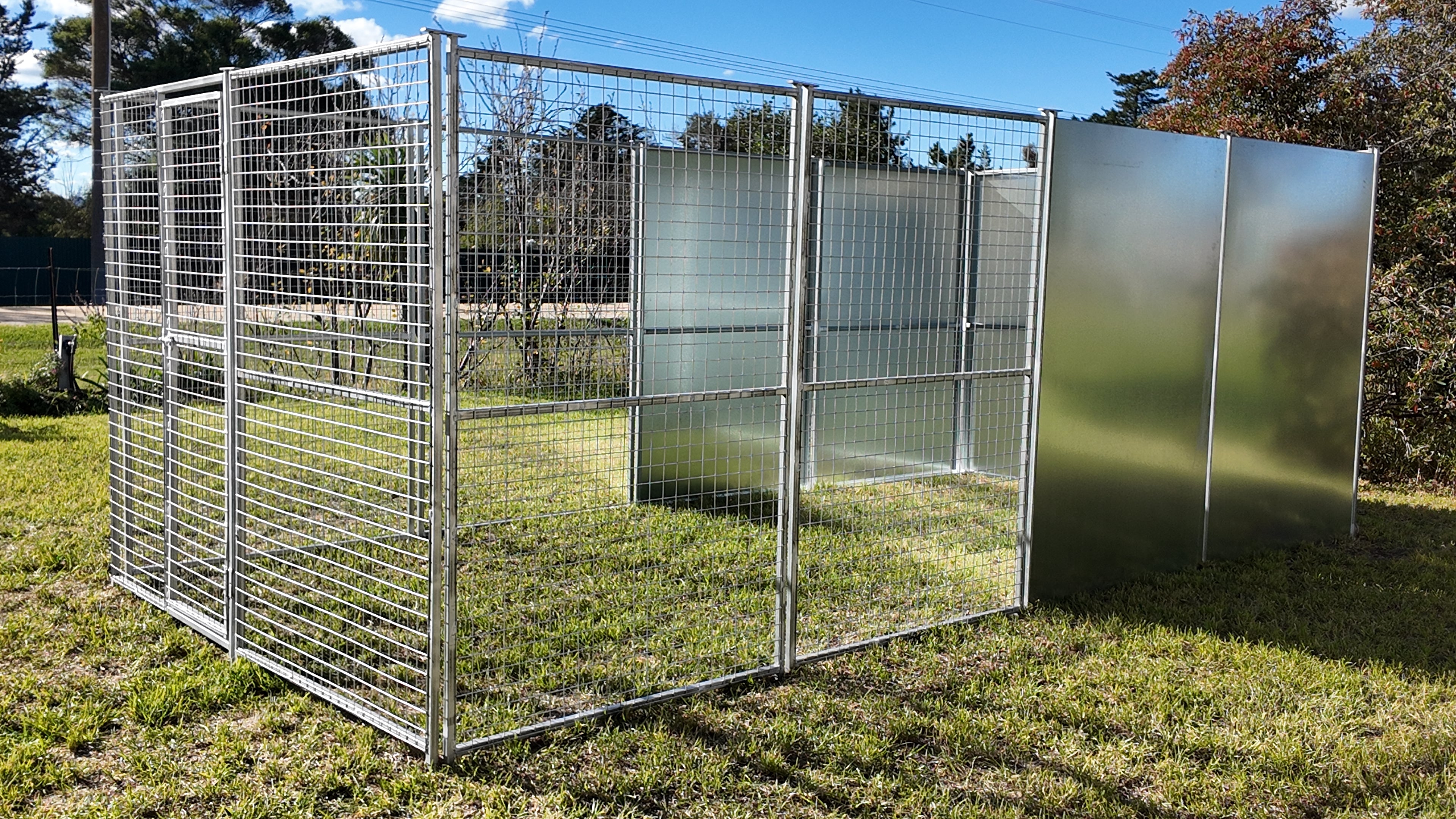 2.5mx5m single run with 50mmx50mmx3mm mesh and solid panels