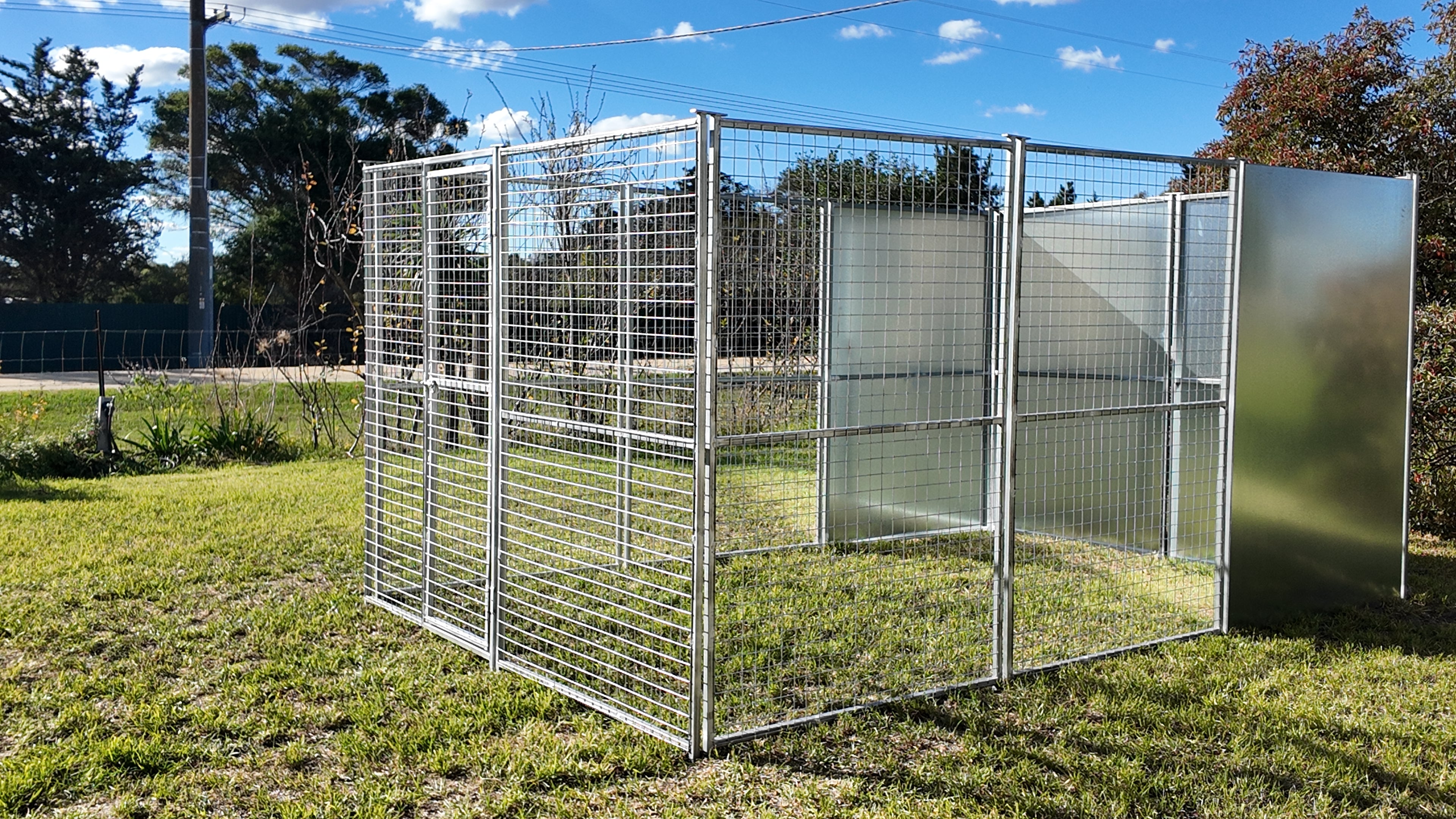 2.5m x 3.75m x 1.85m Single Run with 50mmx50mmx3mm mesh and solid panels