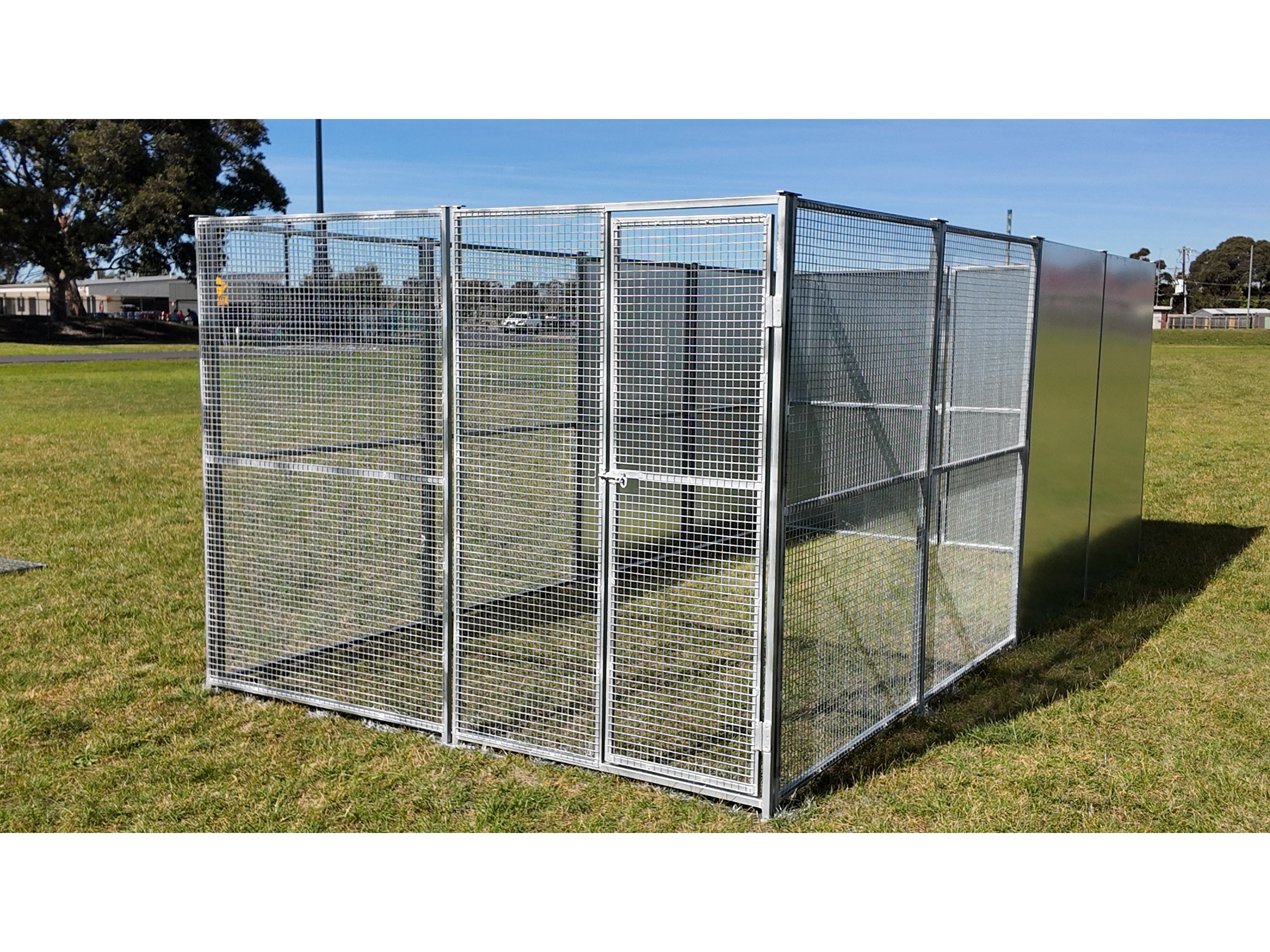 Single Bay 2.5mx5m single dog/chicken run with 25mmx25mm mesh and solid panels